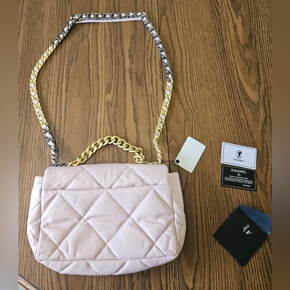 Chanel 19 Handbag Large 22S
Lambskin Light Pink - Picture 2 of 4
